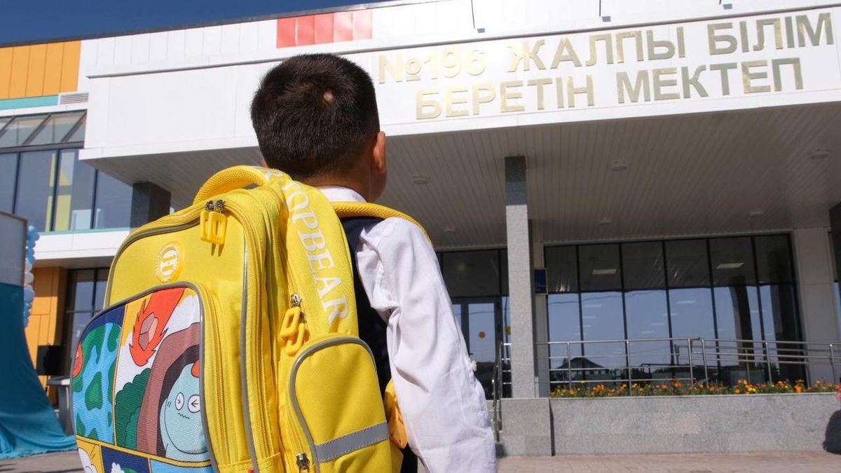 Минздрав Казахстана обратился к родителям школьников из-за веса рюкзаков